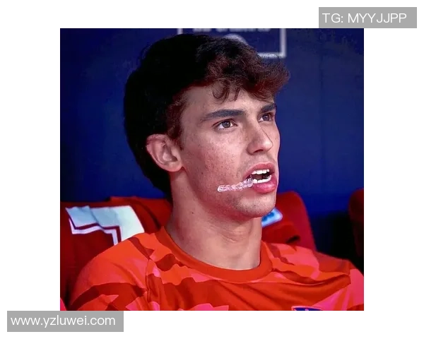 黑白头像下的足球明星男生展现独特魅力与激情的瞬间